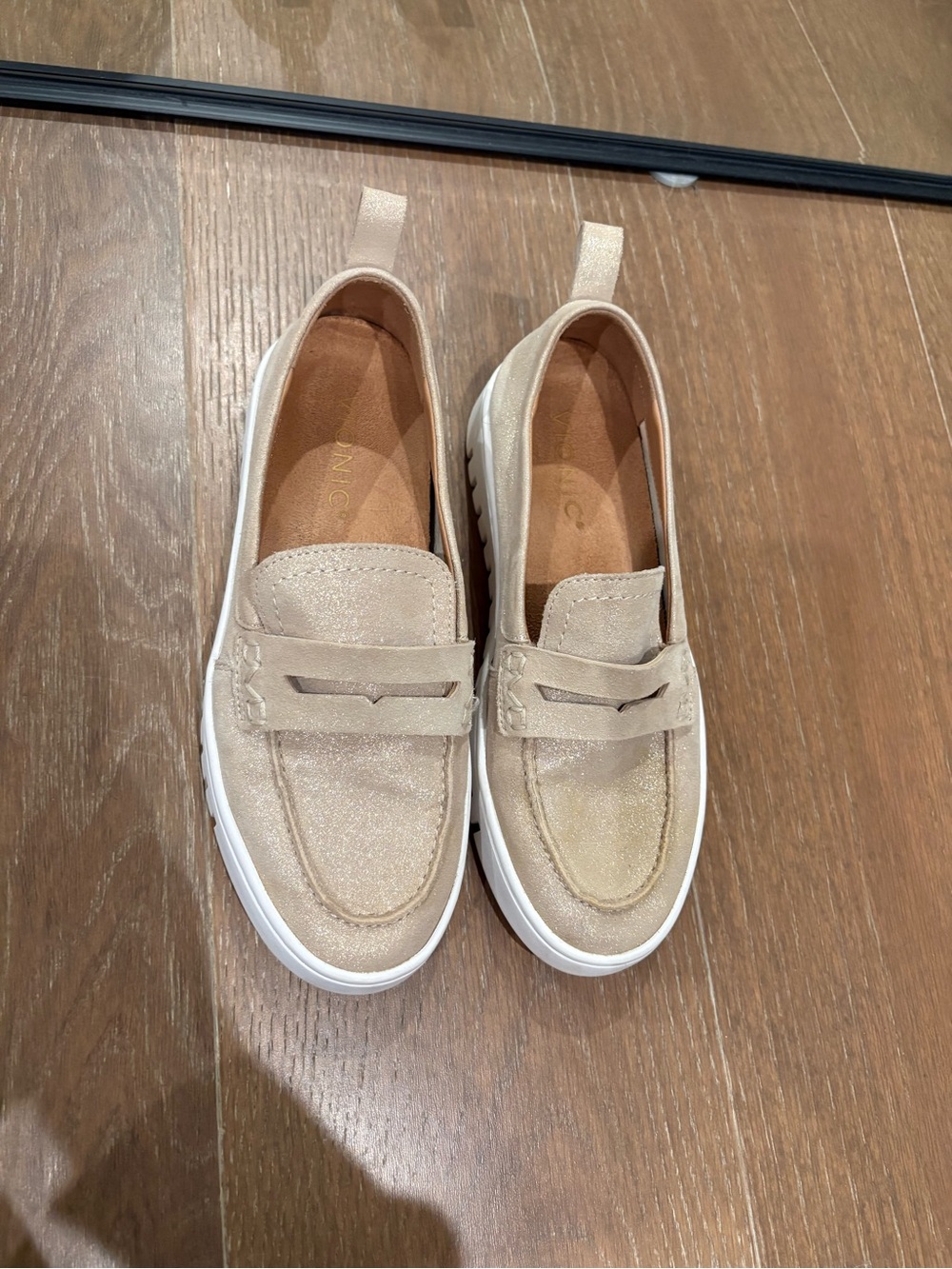 Vionic Uptown gold metallic leather loafer size 5